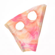 Paardenmasker zonder oren Mirage voor Hobby Horse plat neergelegd, pastelroze en perzik tie-dye met ronde openingen voor oor en oog