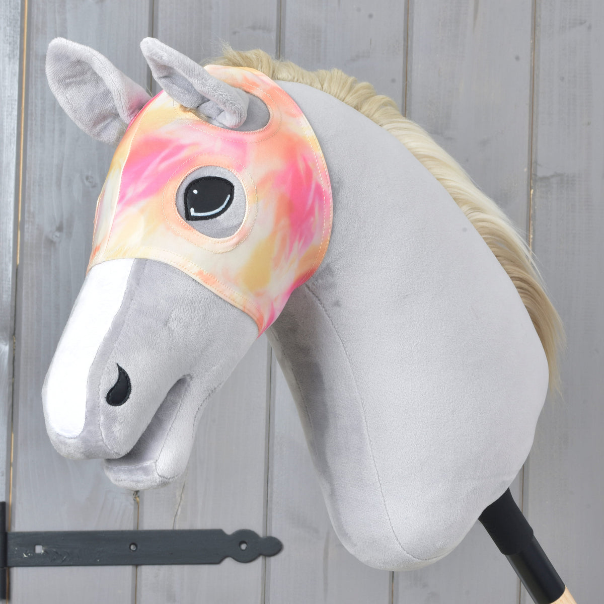 Paardenmasker zonder oren Mirage van LarDen op een lichtgrijze Hobby Horse, tie-dye in roze, perzik en geel met openingen voor de oren