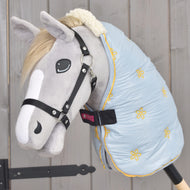 Grijze Hobby Horse met zwarte halster in de lichtblauwe staldeken Misty met gele bloemen en crème kraag