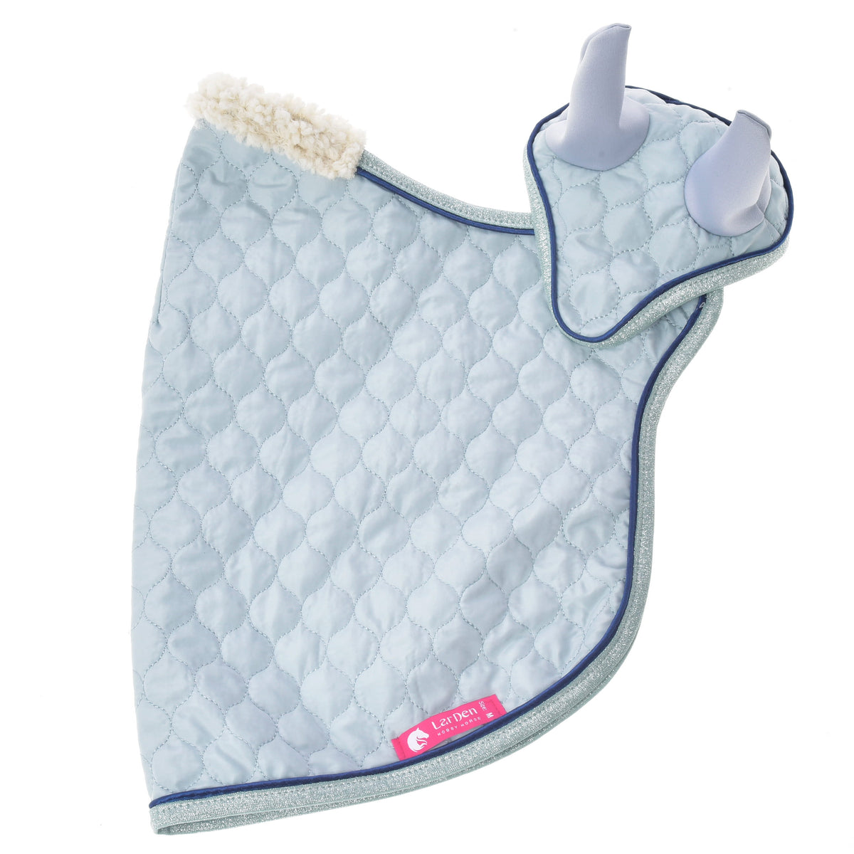 Ensemble Mint pour Hobby Horse posé à plat de profil, couverture et bonnet d'oreilles matelassés bleu pâle, étiquette LarDen rose