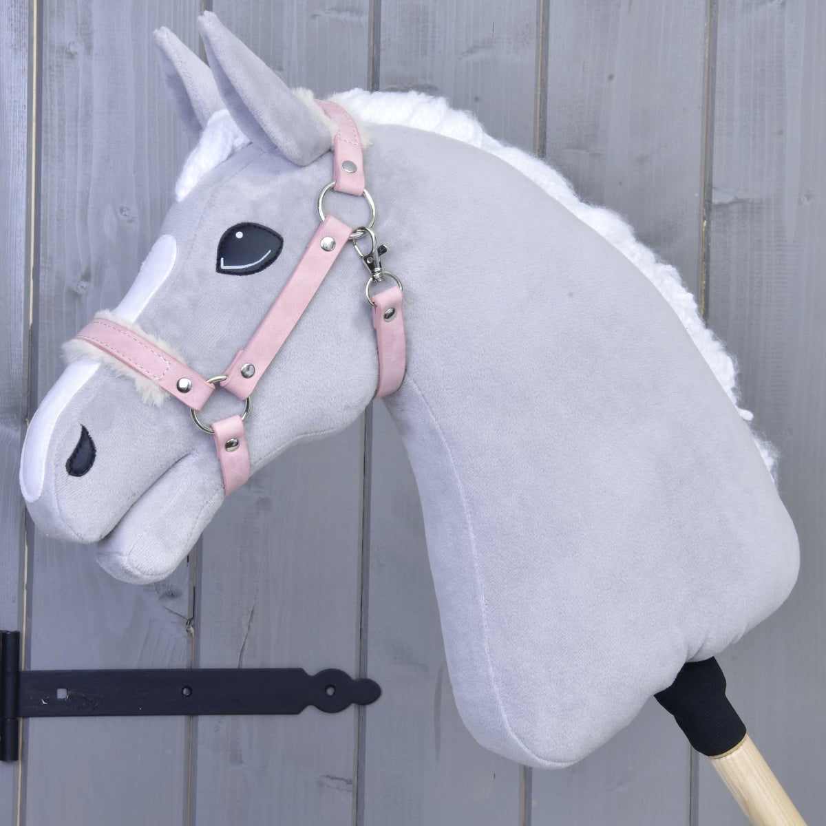 Hobby Horse gris clair à crinière blanche portant le licol vieux rose en similicuir bordé de fourrure crème