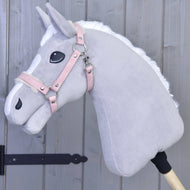 Hobby Horse gris clair à crinière blanche portant le licol vieux rose en similicuir bordé de fourrure crème