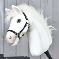 Hobby Horse Nexus avec licol noir de LarDen, tête en peluche blanche à crinière blanche duveteuse et bout du nez légèrement ombré