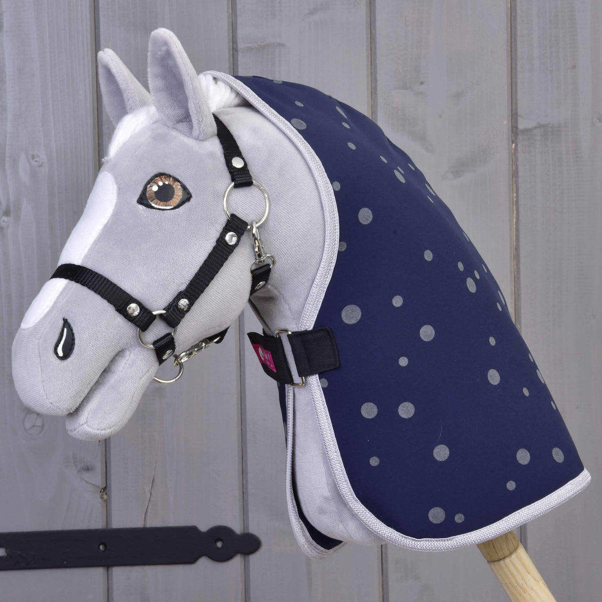 Grijze pluche Hobby Horse met de marineblauwe gestippelde staldeken Night Sky, zwart halster en borstriem