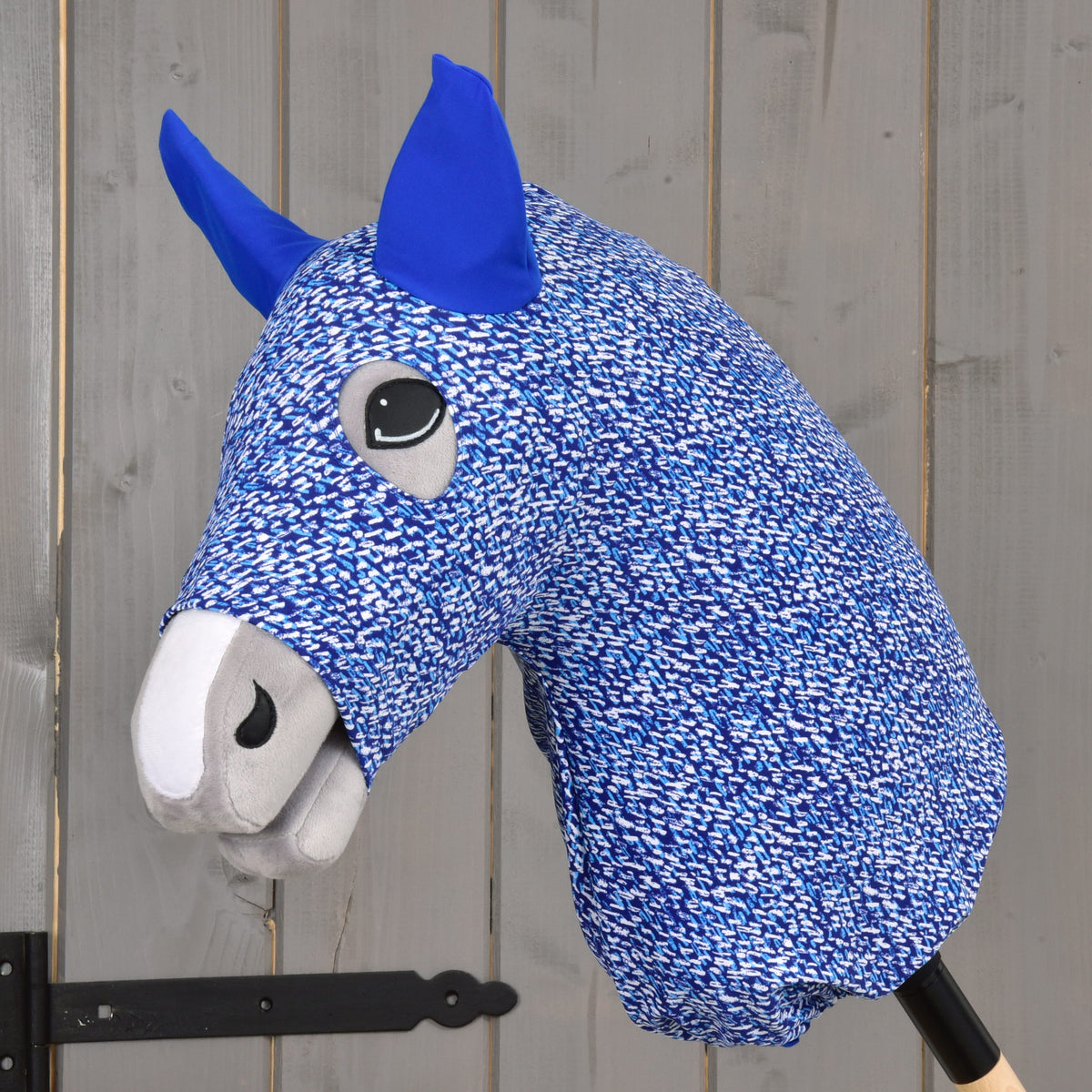 Hobby Horse beschermpak See van LarDen in koningsblauw met witte en lichtblauwe streepjes en felblauwe oren
