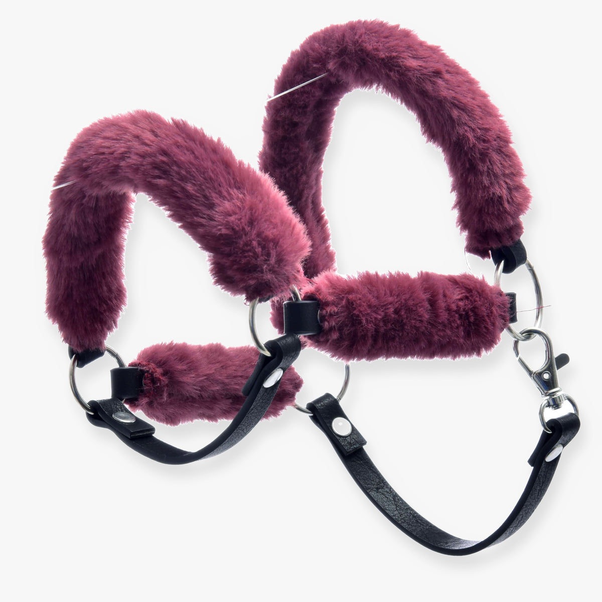 Hobby Horse halster met bont Teddy Maroon van LarDen, bekleed met zacht bordeauxrood imitatiebont, riempjes van zwart kunstleer en zilveren ringen