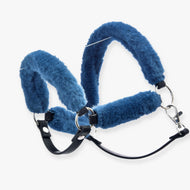 Hobby Horse halster met bont Teddy Petrol van LarDen, bekleed met zacht petrolblauw imitatiebont, met riempjes van zwart kunstleer