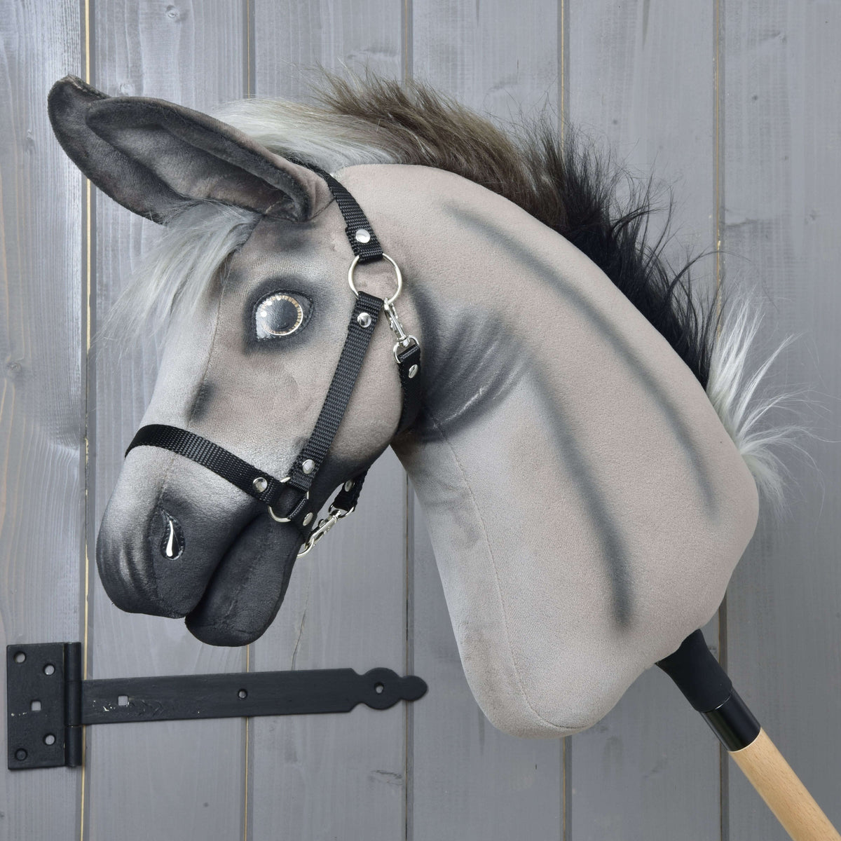 Hobby Horse Ezel Olin met zwarte halster van LarDen, grijze pluche ezel met lange donkere oren en geschilderde schaduwen