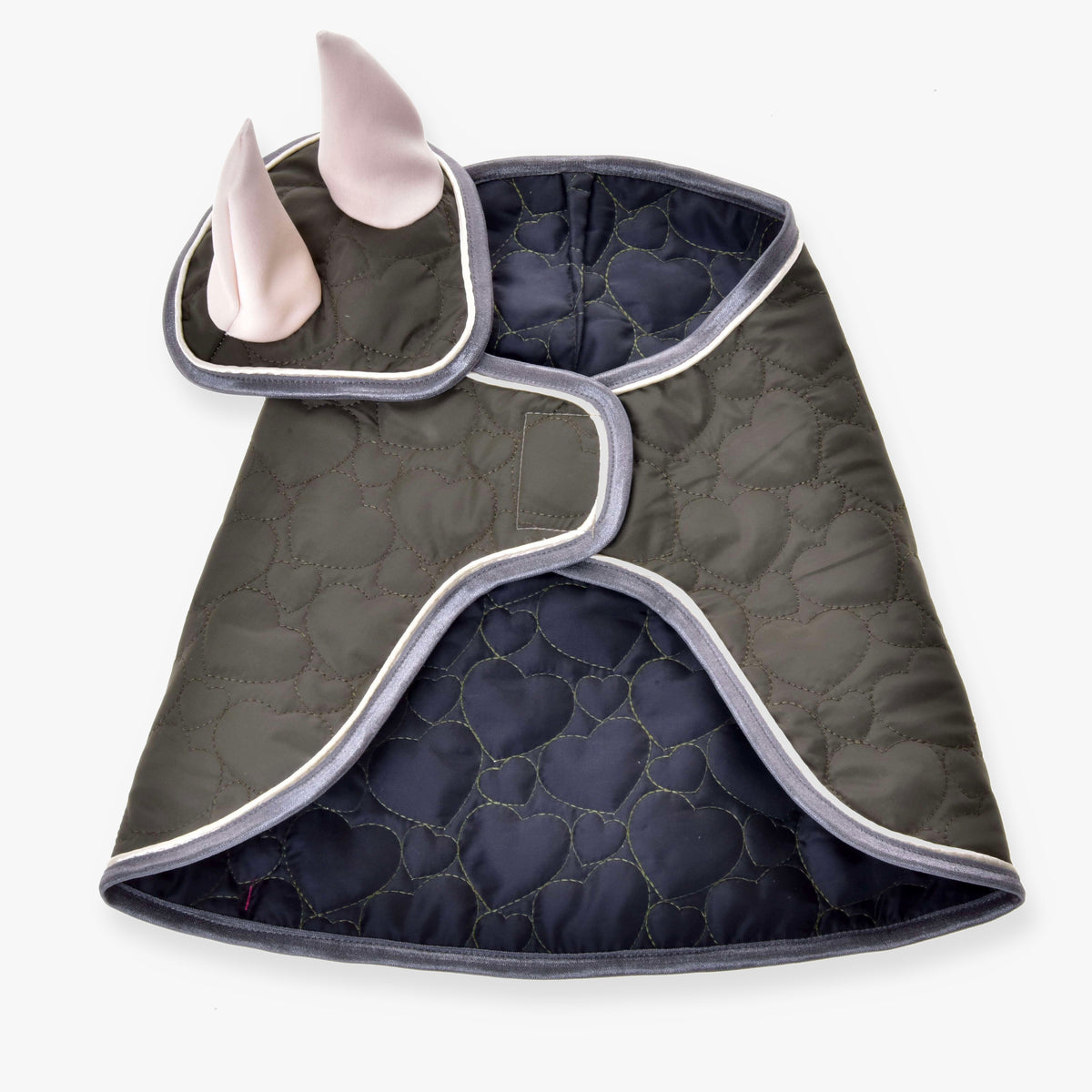Ensemble Olivetti de LarDen pour Hobby Horse : couverture vert olive matelassée à cœurs et bonnet d’oreilles aux oreilles crème, bordure grise