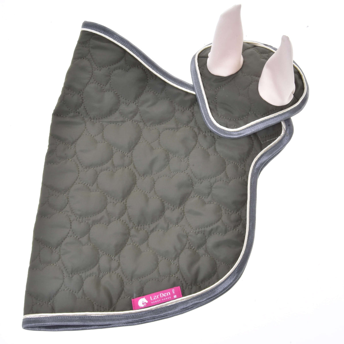 Ensemble Olivetti pour Hobby Horse posé à plat : couverture olive matelassée à cœurs et bonnet d’oreilles, étiquette LarDen rose