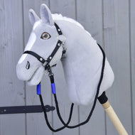 Grijze pluche Hobby Horse met zwart halster en de zwarte touwteugels met blauwe wikkels onder de kin vastgeklikt