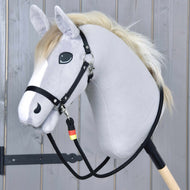 Grijze Hobby Horse met zwarte halster en de Teugels Emblem eraan vastgemaakt, de zwarte touwteugels hangen tot aan de stok