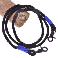 Teugels Basic Blue voor Hobby Horse van LarDen, van zwart gevlochten touw met koningsblauwe wikkels en zwarte karabijnhaken