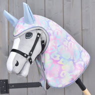 Hobby Horse gris clair avec licol noir portant l’imperméable Pallette, léopard pastel, oreilles bleu clair et bordure argentée