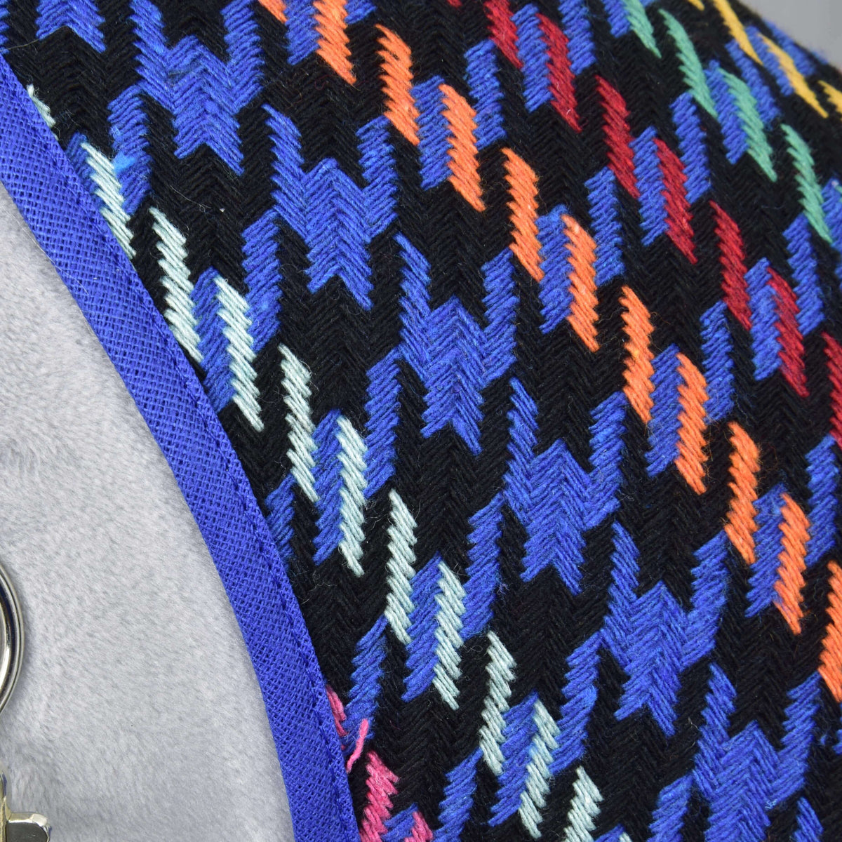 Gros plan de la couverture d’écurie Peru pour Hobby Horse : pied-de-poule tissé bleu et noir à rayures orange et menthe