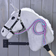 Grijze Hobby Horse met zwart halster en het roze-turquoise gevlochten halstertouw over de hals