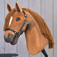 Hobby Horse Pippa avec licol noir de LarDen, tête en peluche alezane avec petit trait blanc et crinière brune en fil