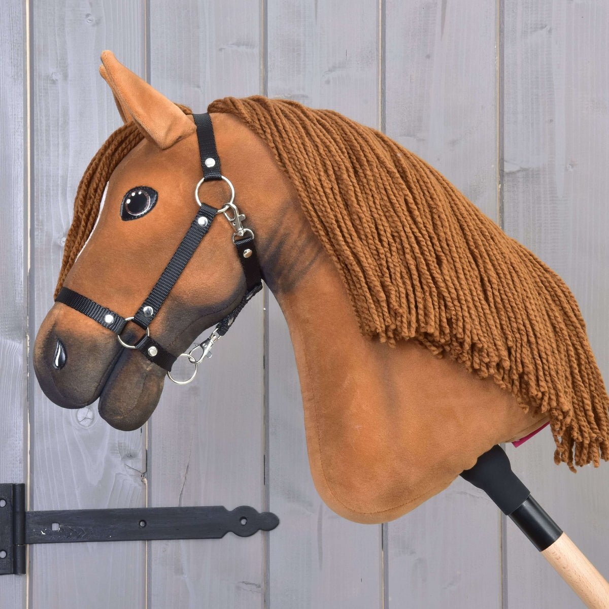 Hobby Horse Pippa de profil gauche avec longue crinière brune en fil et bout du nez ombré plus foncé