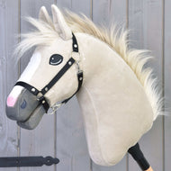Hobby Horse Pixie met zwarte halster van LarDen, crèmekleurig pluche hoofd met witte bles, grijze neus en golvende lichte bontmanen