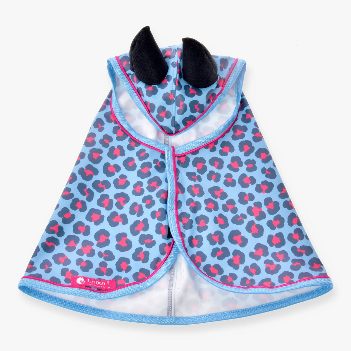 Hobby Horse regenjas Blue Leopard van LarDen van bovenaf, lichtblauw met antraciet en roze vlekken, zwarte oren en roze paspel