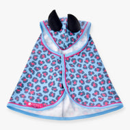 Hobby Horse regenjas Blue Leopard van LarDen van bovenaf, lichtblauw met antraciet en roze vlekken, zwarte oren en roze paspel