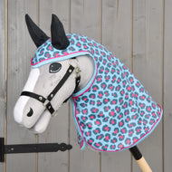 Lichtgrijze Hobby Horse met zwart halster in de regenjas Blue Leopard met donkere oren en lichtblauwe rand met roze bies