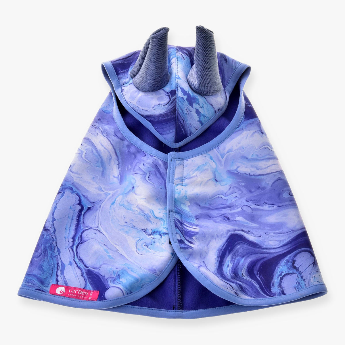 Hobby Horse regenjas Galaxy Blue van LarDen van bovenaf, gemarmerde print in lila en blauw met blauwgrijze oren en lichtblauwe bies