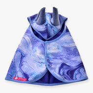 Hobby Horse regenjas Galaxy Blue van LarDen van bovenaf, gemarmerde print in lila en blauw met blauwgrijze oren en lichtblauwe bies