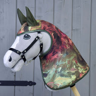 Een grijze pluche Hobby Horse met zwarte halster draagt de regenjas Galaxy met rood-groen marmerpatroon en olijfgroene oren
