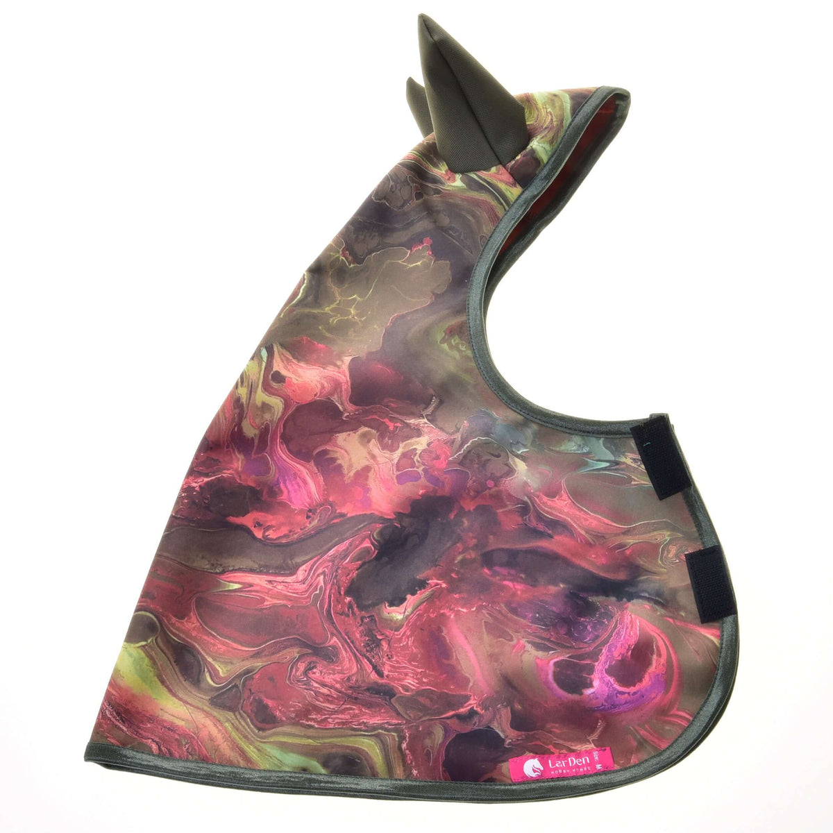Regenjas voor Hobby Horse plat neergelegd, gemarmerd roze, groen en paars, met olijfgroene oren, klittenband en roze LarDen-label