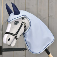 Hobby Horse gris clair au licol noir portant l’imperméable Luméa bleu clair avec capuche et oreilles bleu marine