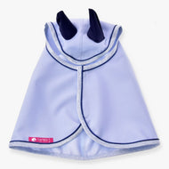 Imperméable Luméa pour Hobby Horse de LarDen vu de dessus, bleu lavande pâle avec oreilles marine et bordure pailletée argentée