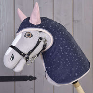 Grijze Hobby Horse met amberkleurige ogen en zwart halster in de regenjas Pinkie Blue, marineblauw met regendruppels en roze oren