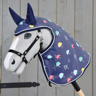 Lichtgrijze Hobby Horse met zwart halster in de marineblauwe regenjas Rainy met kleurrijke paraplu’s en marineblauwe oren