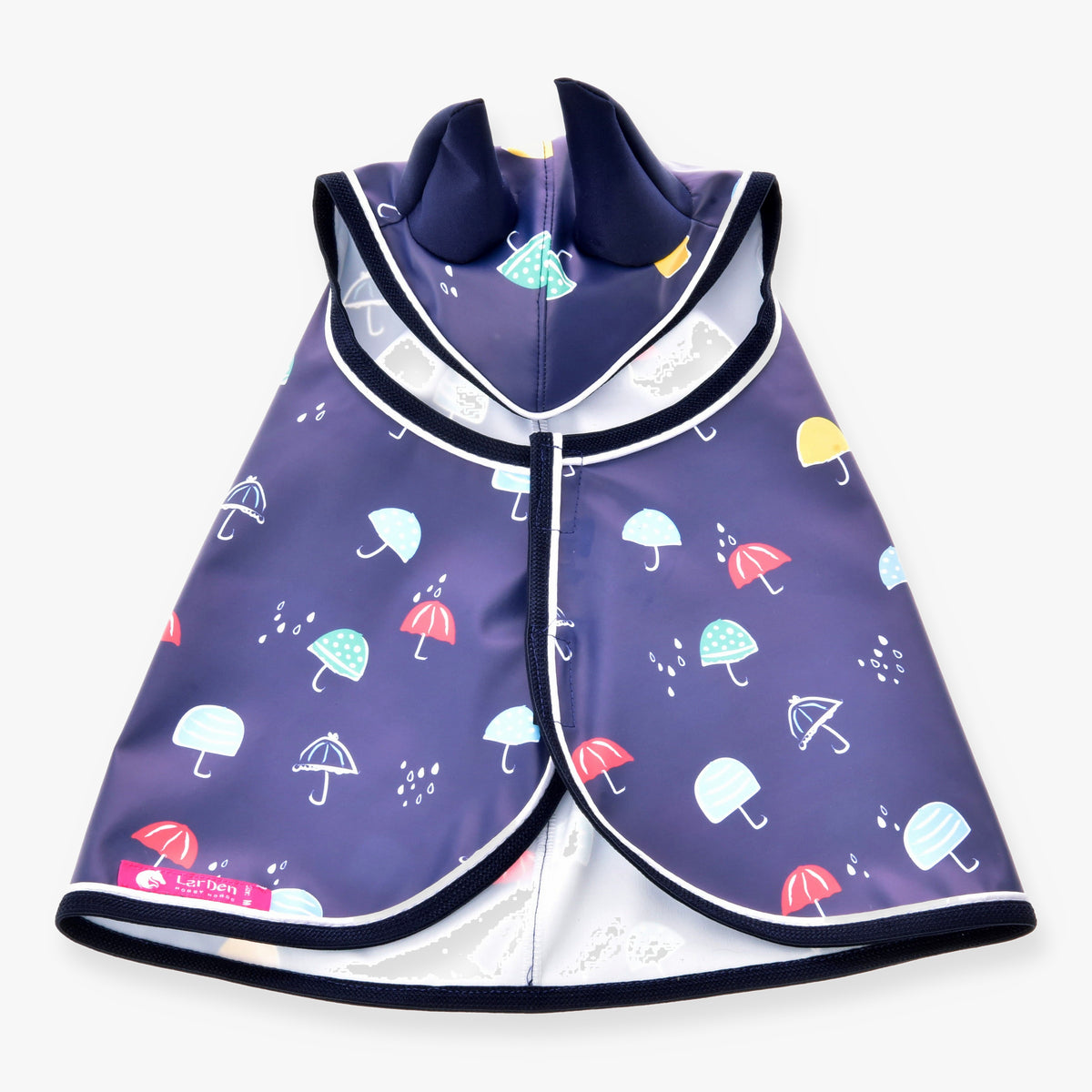 Imperméable Rainy pour Hobby Horse de LarDen vu de dessus, marine à parapluies colorés et gouttes de pluie, oreilles marine et passepoil blanc