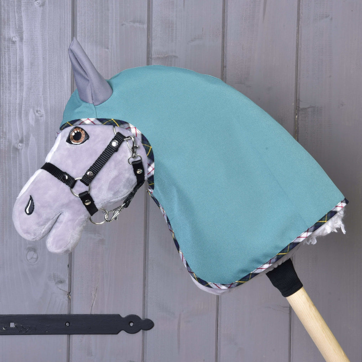 Vue de profil de l'imperméable d'été Émeraude sur un Hobby Horse gris avec licol noir, couvrant l'encolure, bordure écossaise