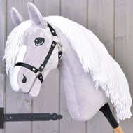 Hobby Horse Popcorn met zwart halster van LarDen, een lichtgrijs pluchen paard met witte bles en lange witte manen van garen