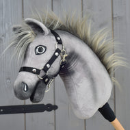 Hobby Horse Prestige van LarDen, grijs pluche hoofd met donkere schaduw, ruige grijs-blonde manen van imitatiebont en zwart halster