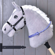 Grijze Hobby Horse met zwart halster en de blauw-wit gestreepte touwen cordeo om de hals
