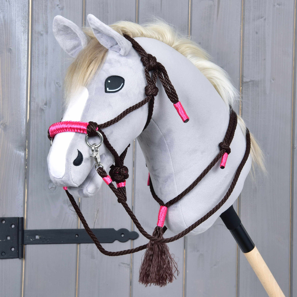 Grijze Hobby Horse met de Touwset Noir Cocoa: donkerbruine touwhalster met roze neusriem, teugels en cordeo met kwastje