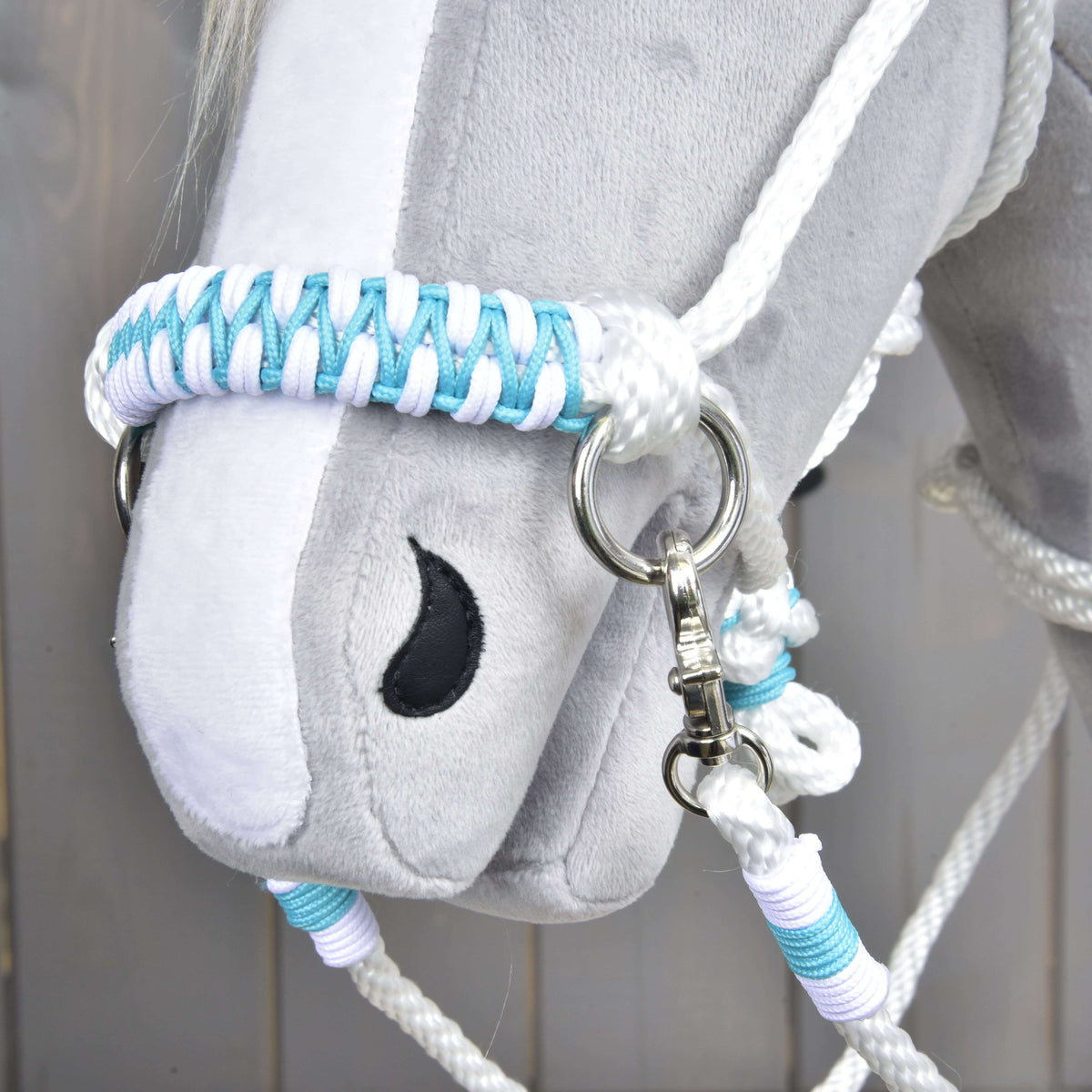 Close-up van de turquoise met wit gevlochten neusriem van de Touwset White Queen met zilveren ring en karabijnhaak