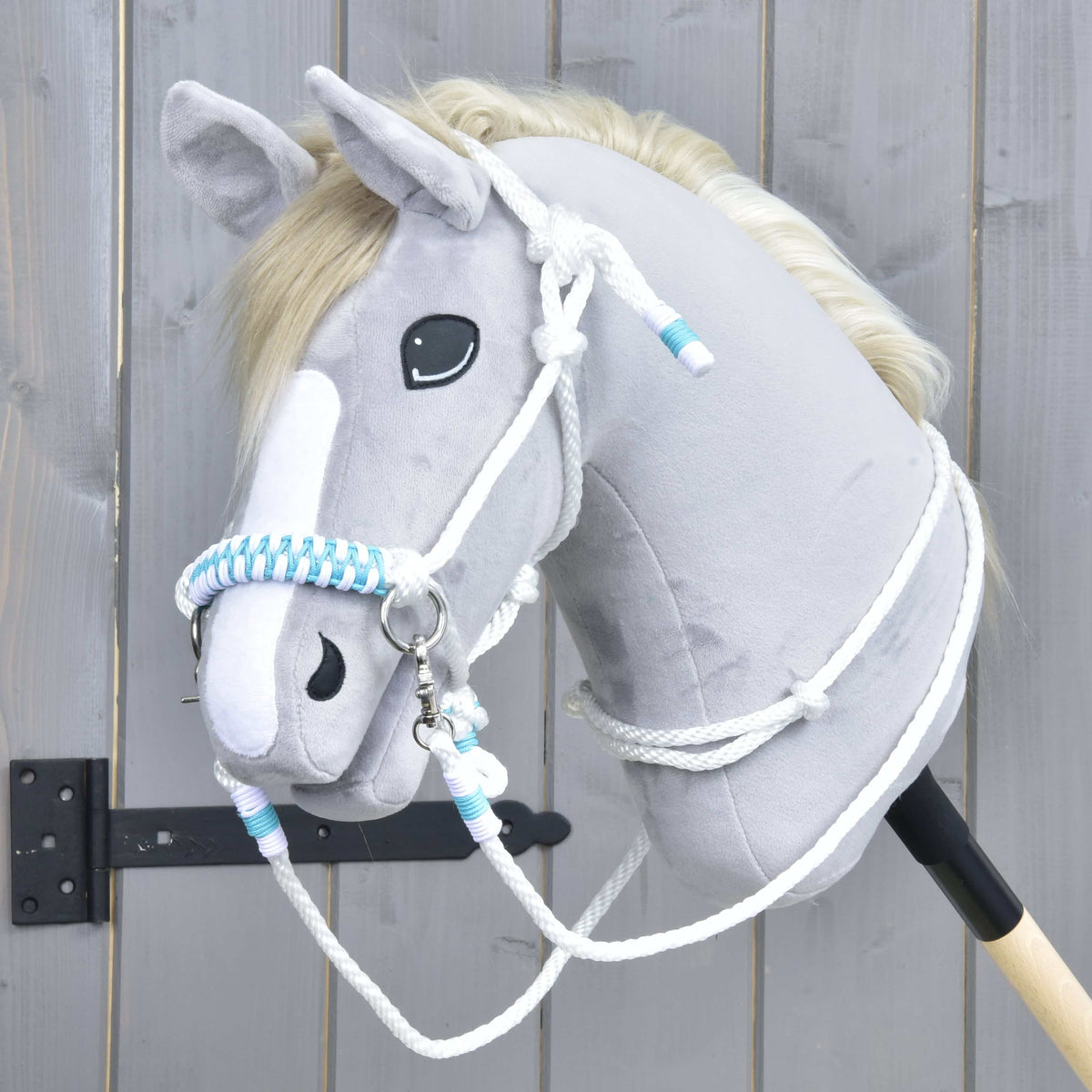 Grijze Hobby Horse met de Touwset White Queen: witte touwhalster met turquoise gevlochten neusriem, teugels en cordeo