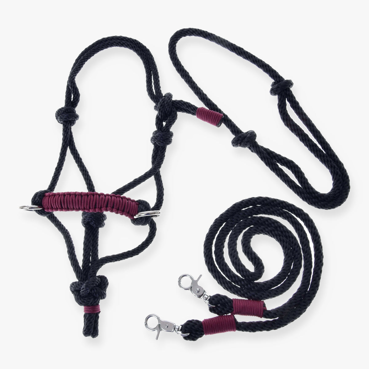 Ensemble de corde Maroon de LarDen pour Hobby Horse : licol en corde noir à muserolle tressée bordeaux, cordéo et rênes noirs sur fond blanc