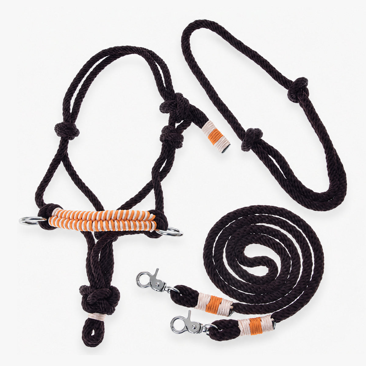 Touwset Oranje van LarDen voor Hobby Horse: donkerbruine touwhalster met oranje-crème gevlochten neusriem, cordéo en teugels
