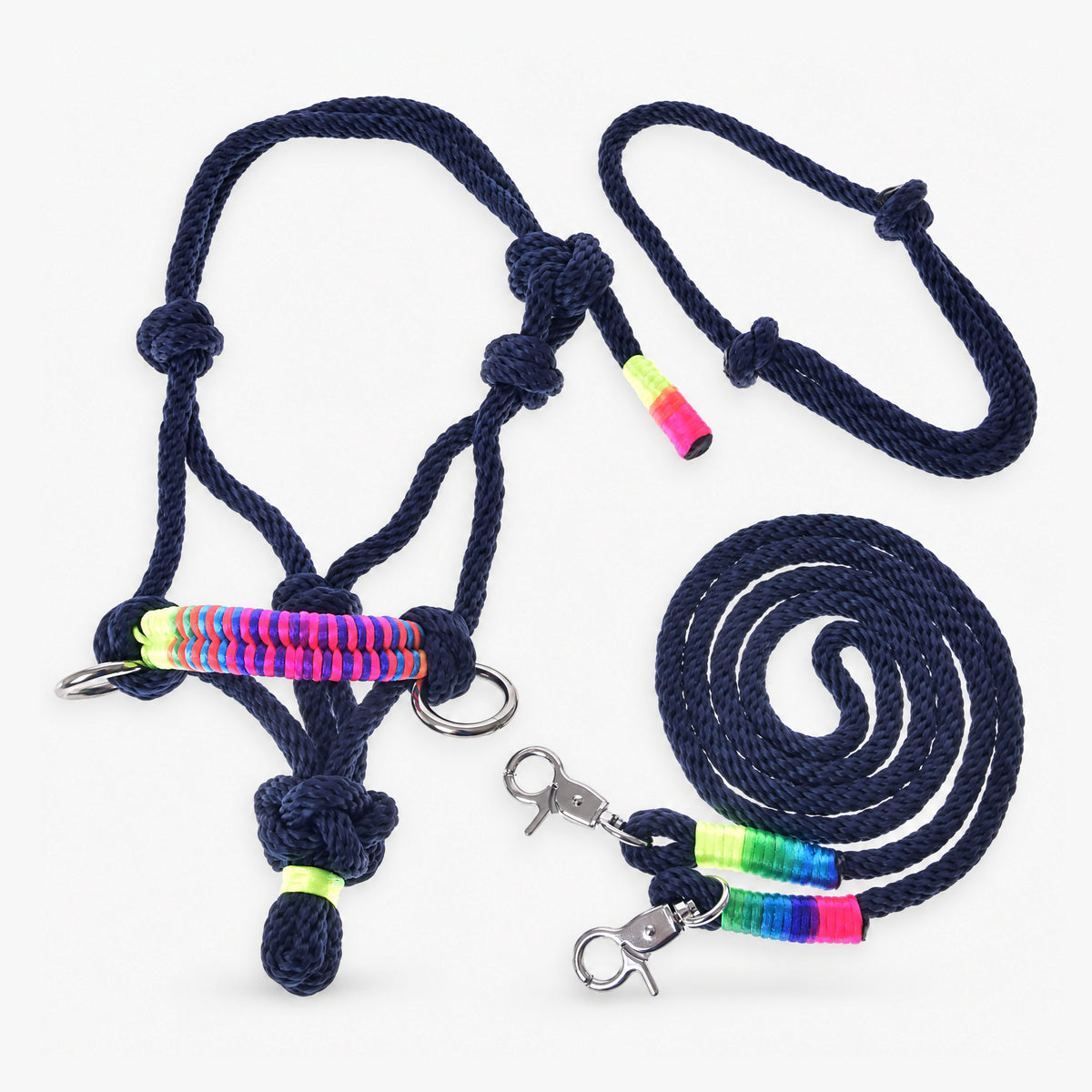 Touwset Rosemary van LarDen voor Hobby Horse: marineblauwe touwhalster met neon regenboogkleurige neusriem, cordéo en teugels op wit