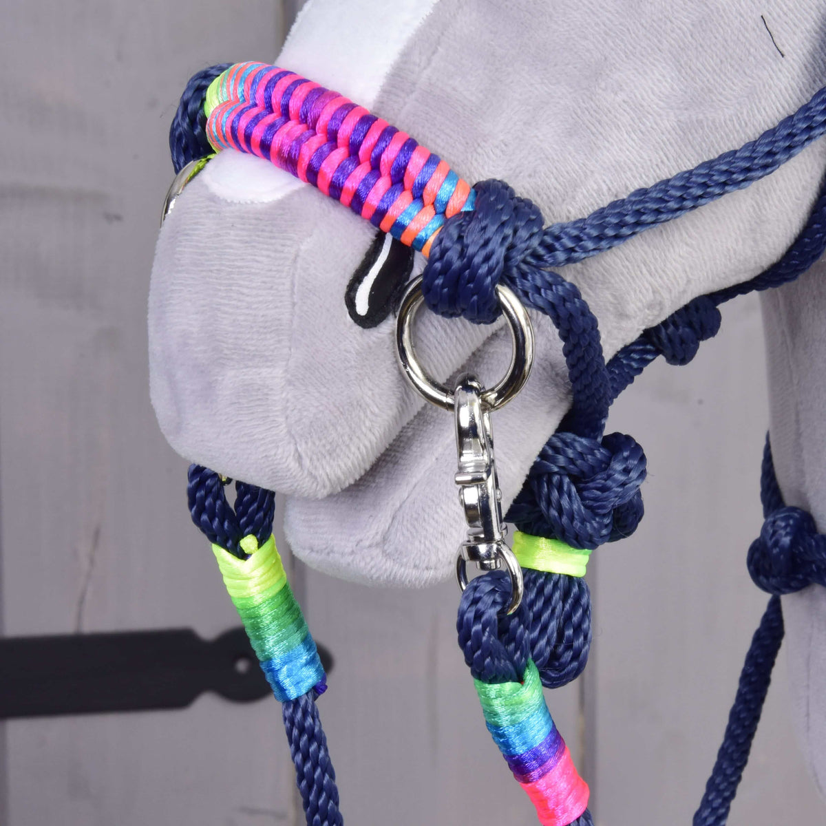 Detail van de neusriem van de Hobby Horse Touwset Rosemary in neonroze, paars en blauw met regenboogwikkels aan de teugels