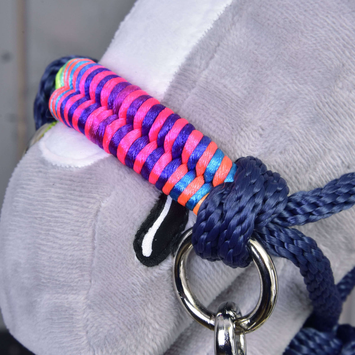 Macrodetail van de neon gevlochten neusriem van de Hobby Horse Touwset Rosemary met marineblauwe knoop en zilveren ring