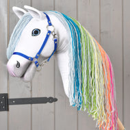 Hobby Horse Rainbow Nieuw van LarDen, wit pluche hoofd met blauwe ogen, koningsblauw halster en lange regenboogmanen van garen