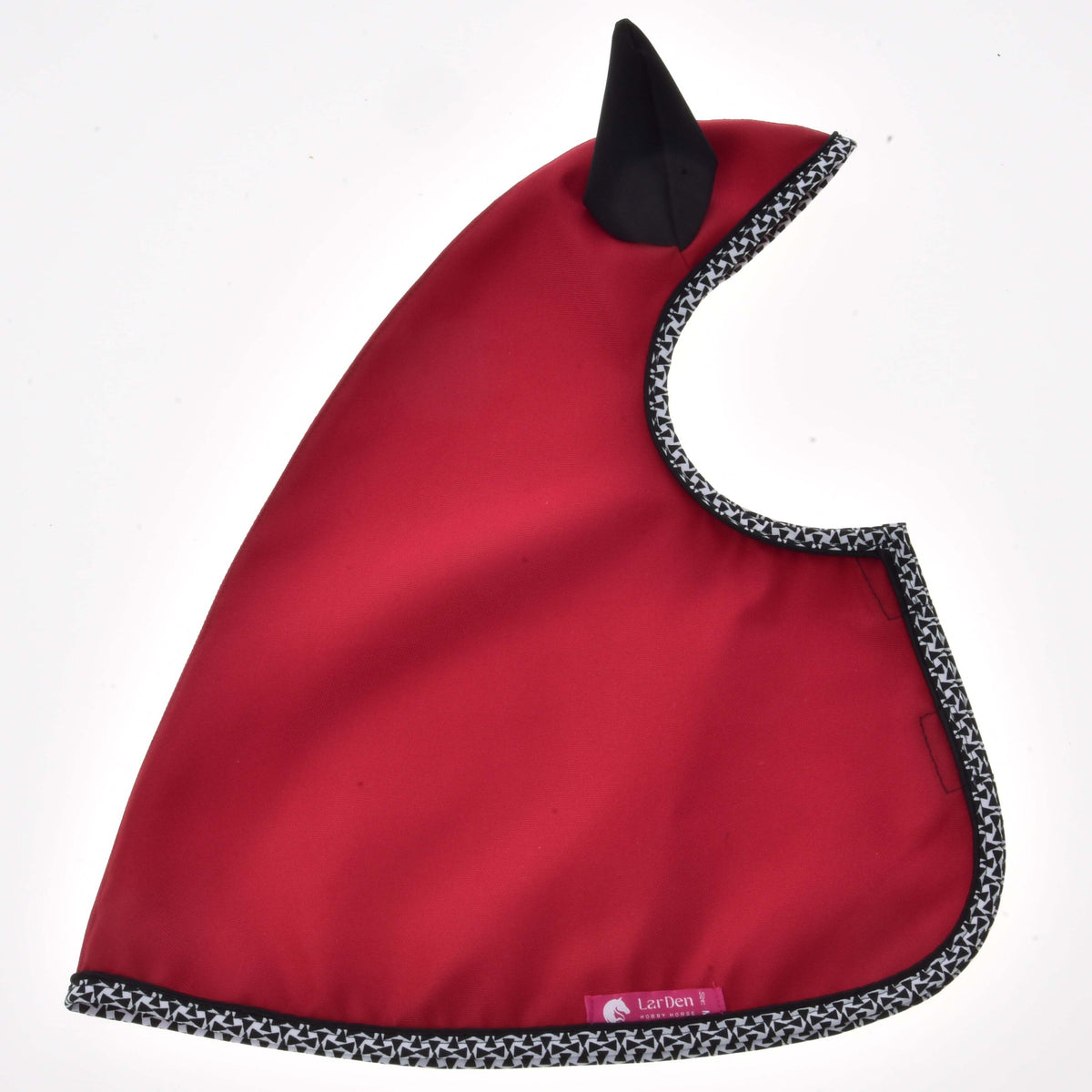 Hobby Horse Regenjas Red Ferrari plat neergelegd: rode stof met zwart oor, geometrische zwart-witte rand en roze label