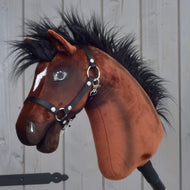Hobby Horse Roger van LarDen, bruin pluche hoofd met ruige zwarte manen van imitatiebont, kleine witte bles en zwarte halster